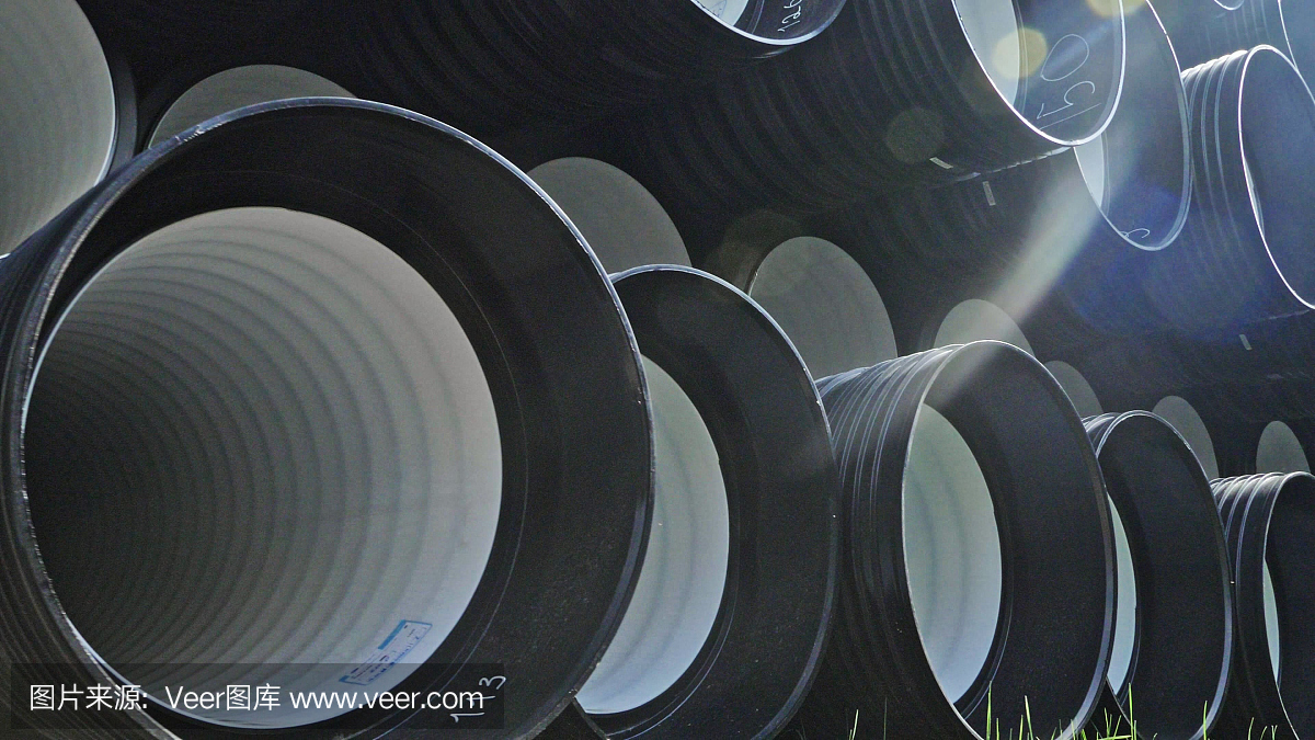 成品塑料管倉庫,工業(yè)戶外儲存場地。生產(chǎn)塑料水管的工廠。